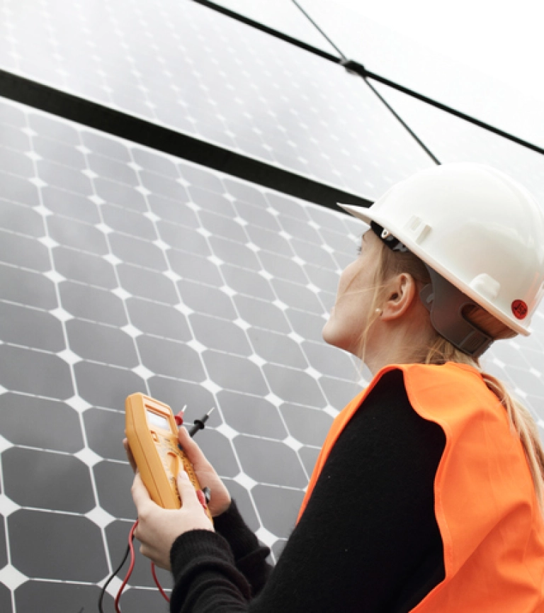 Techniker vor einer Photovoltaikanlage